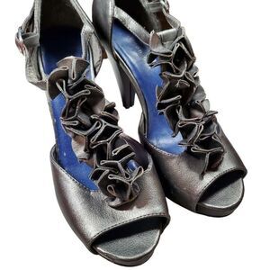 Madden Girl Gray Metallic Ruffle Strapy Sandals. 4" Chunky Heel. Size 9.5